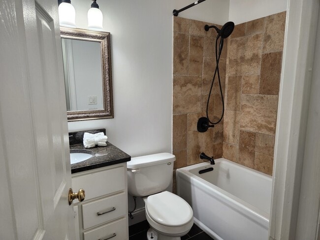 Building Photo - 1597 Cove Dr