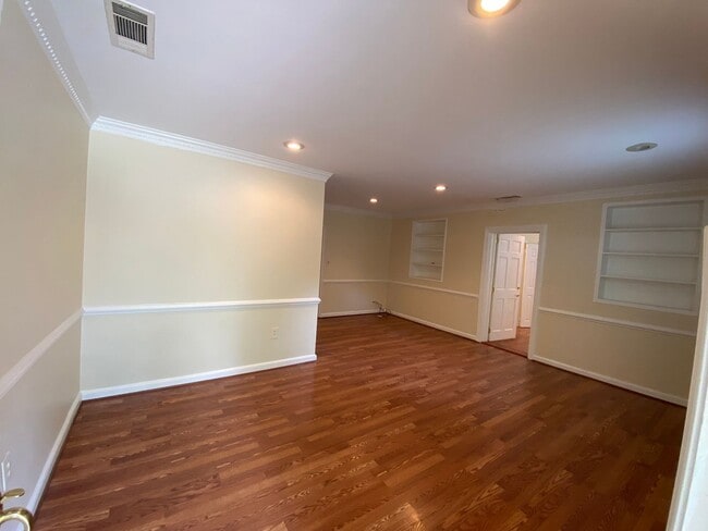 Building Photo - Forest Acres