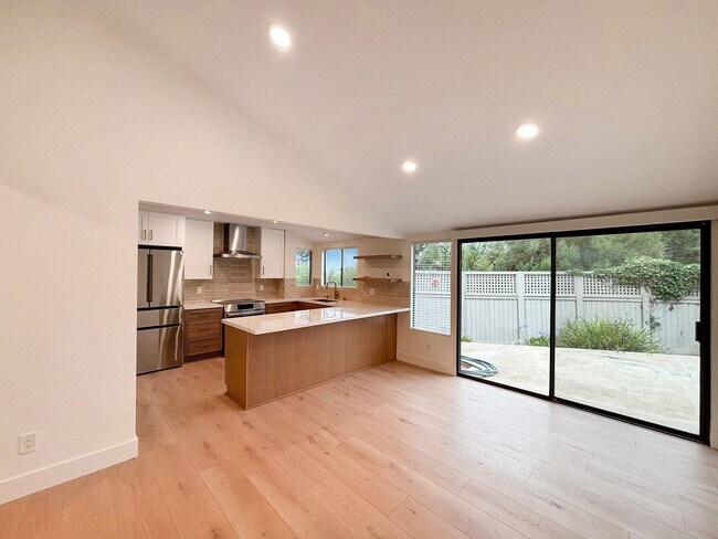 Building Photo - Beautifully Renovated 3BD/2.5BA House in L...