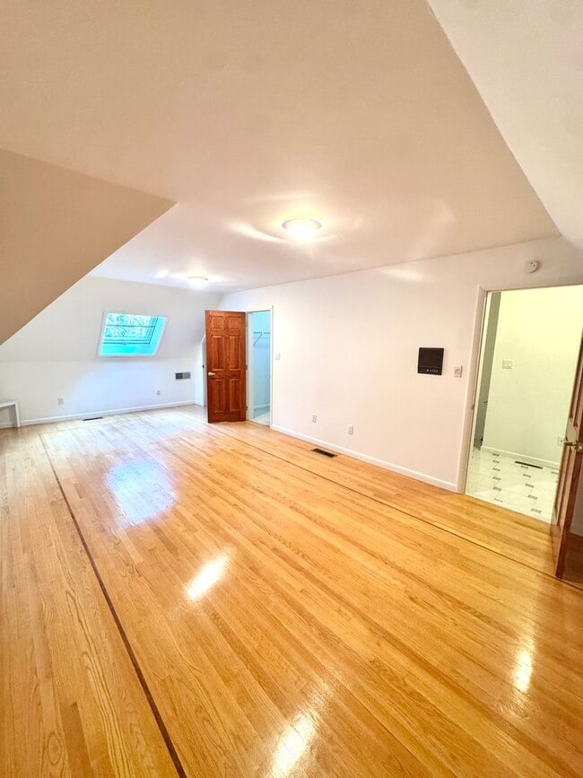 Building Photo - GRAND FIVE BEDROOM HOME