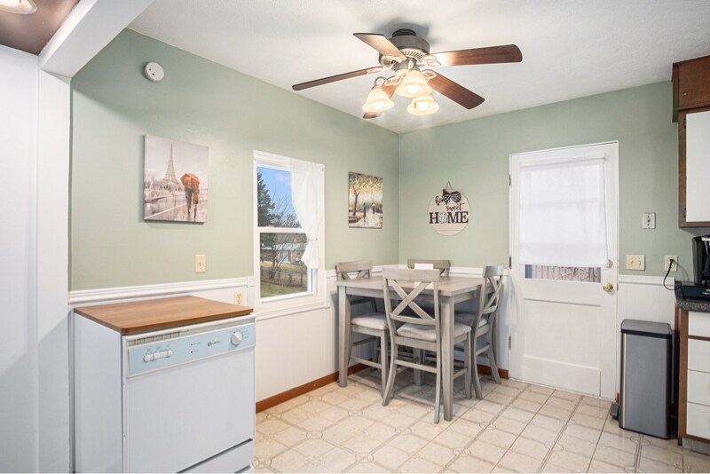 Building Photo - 9650 Sahler St