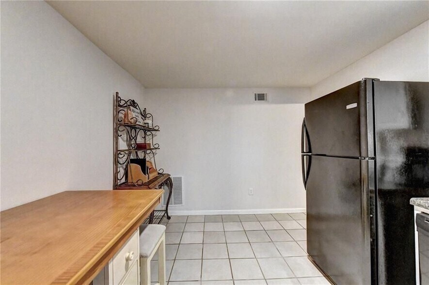 Building Photo - 6490 Tuggle Dr