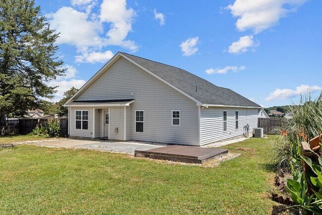 Building Photo - Well-Maintained 3 Bedroom, 2 Bath Home
