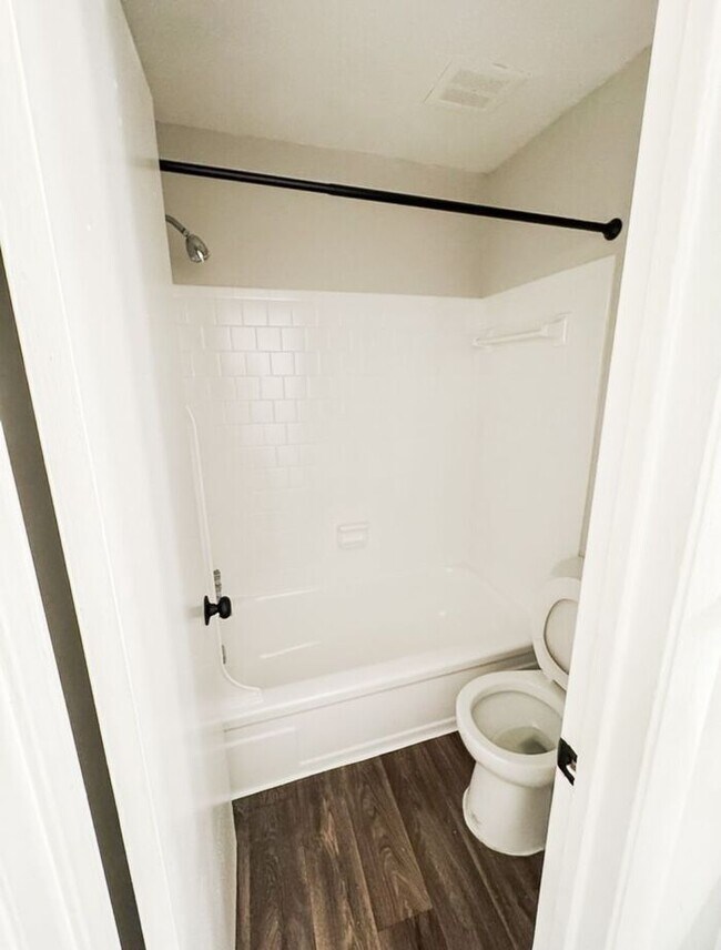 Building Photo - Premium 2 Bedroom Living in the Heart of Northlake