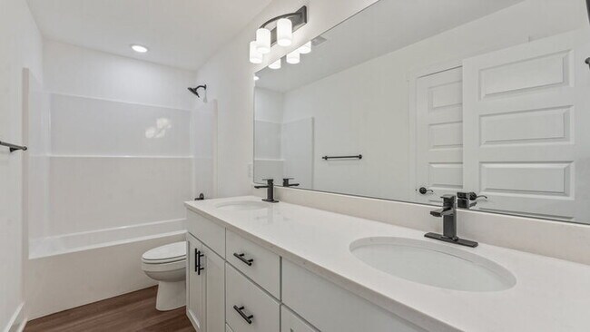 Building Photo - "Charming Farmington Retreat: Spacious 3-B...