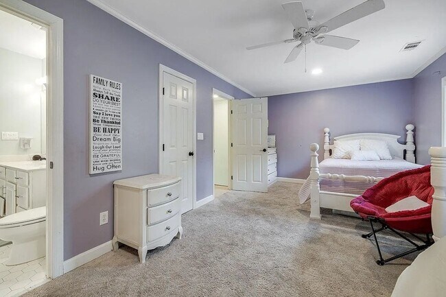 Building Photo - Stunning 4 Bed, 3 Bath Home with Pool in E...