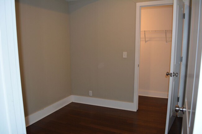 Building Photo - 3 Bed 1 Bath Downtown St. Joseph