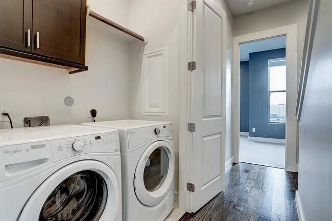 Building Photo - 2114 Sabine St