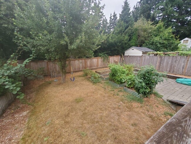 Building Photo - 4 bed, 2.5 bath, 2 car garage on spacious ...