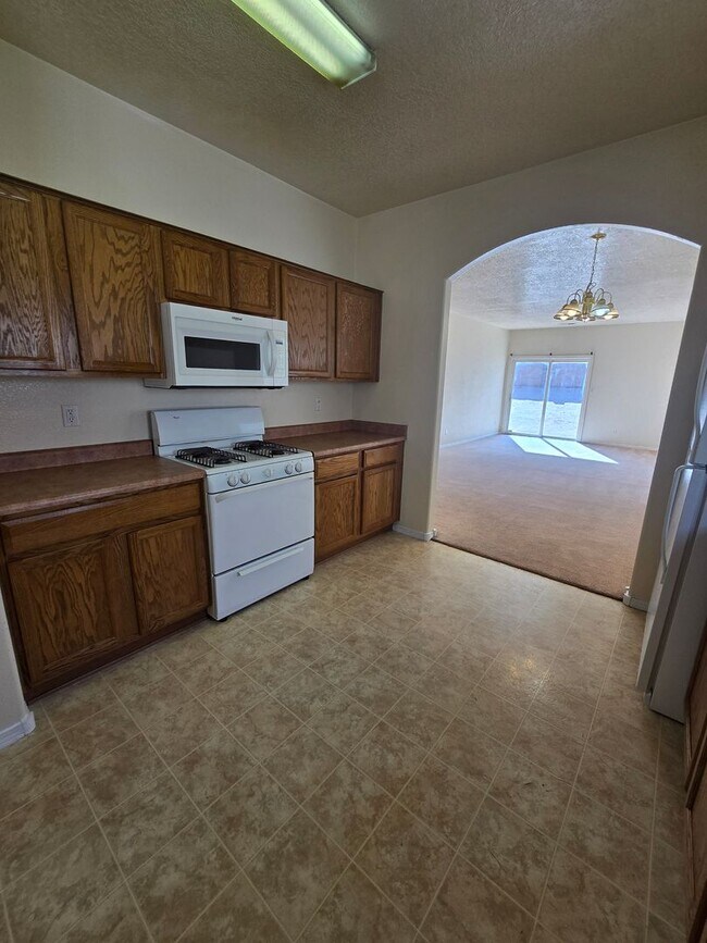 Building Photo - 4 bed, 2 bath home in Northern Meadows