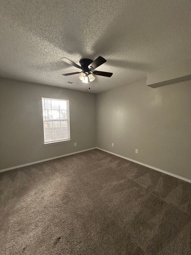 Building Photo - 3403 SW Victoria Pl