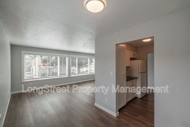 Building Photo - 208 SE 5th Ave