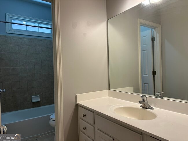 Building Photo - 669 Maple Grove Way