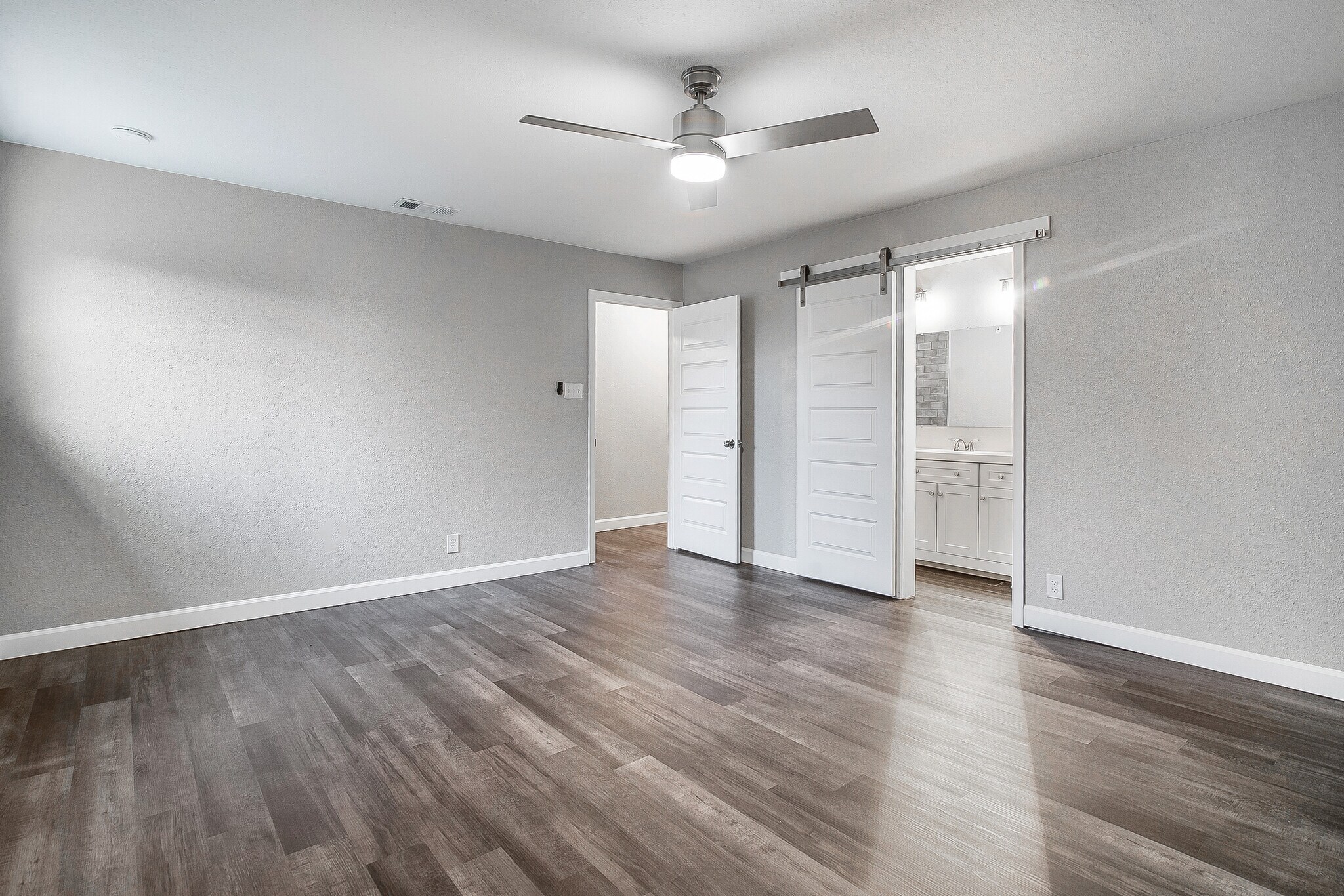 Building Photo - 813 S Valentine Dr