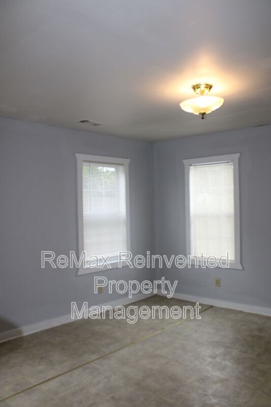 Building Photo - 537 Watkins St