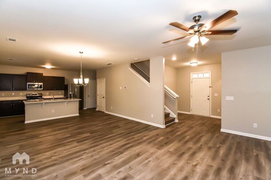 Building Photo - 828 Lake Chase