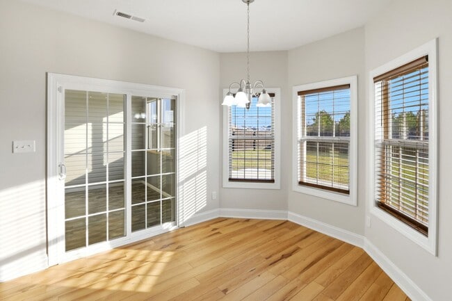 Building Photo - Spacious Living in Stateside – Comfort, Style & Convenience!