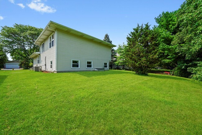 Building Photo - 1668 Hidden Valley Dr