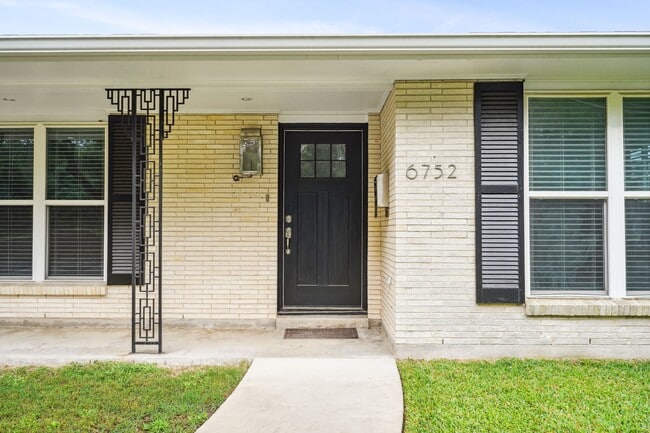 Building Photo - 6752 Fleur De Lis Dr