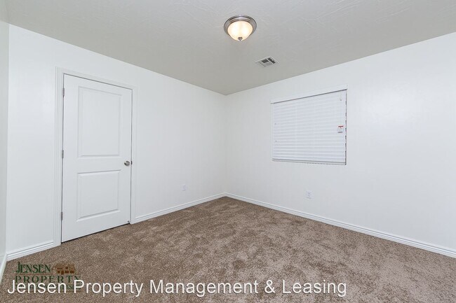 Building Photo - 6 br, 3.5 bath House - 3262 East Livia Drive