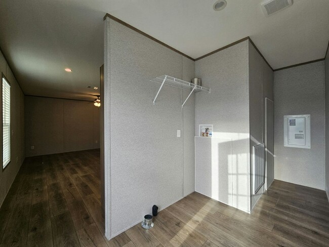 Building Photo - 551 James Ct