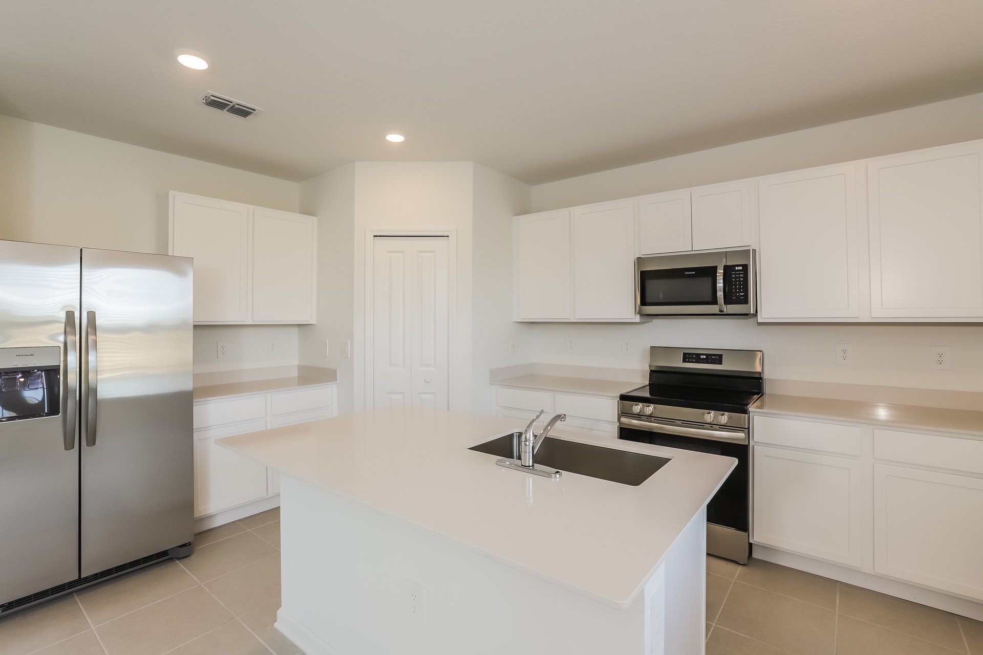 Building Photo - 2478 McKinley Dr