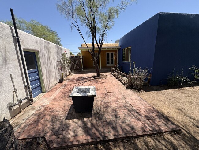 Building Photo - Central Tucson charming historic adobe home