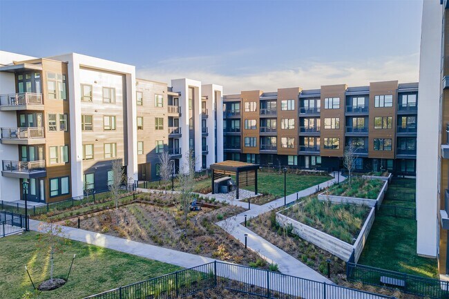 Building Photo - 10505 Deerwood Rd