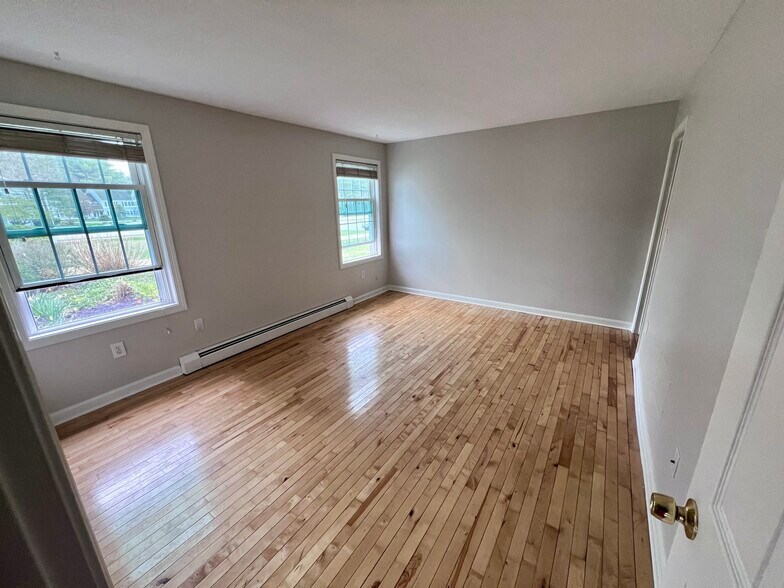 Building Photo - 305 Springbrook Cir