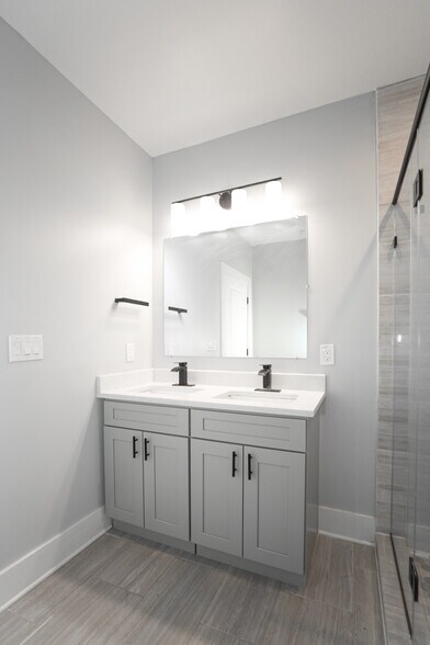 Building Photo - 1225 Raum St NE