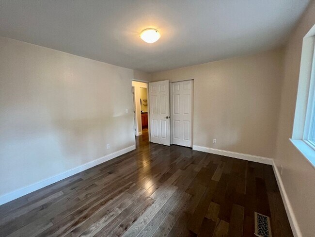 Building Photo - 7120 Sierra Dr SE