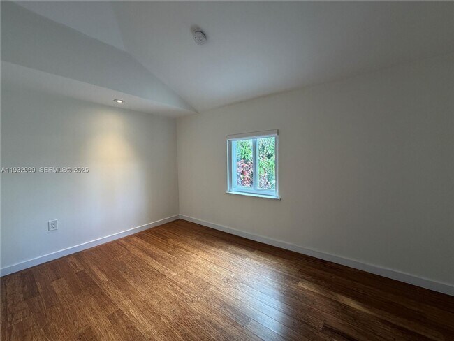 Building Photo - 621 W Dilido Dr