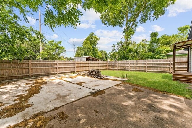 Building Photo - 325 S Bell Dr