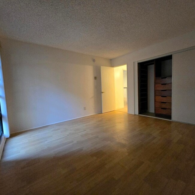 Building Photo - Playa Del Rey 1 bedroom apartment in Large outdoor community