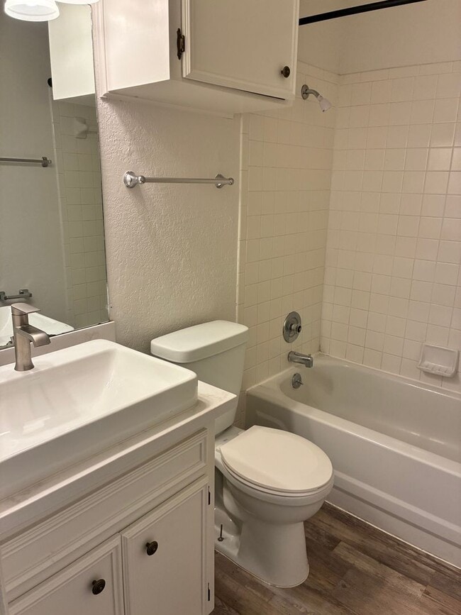 Building Photo - Completely Updated Home – Move In and Enjoy Modern Comfort!