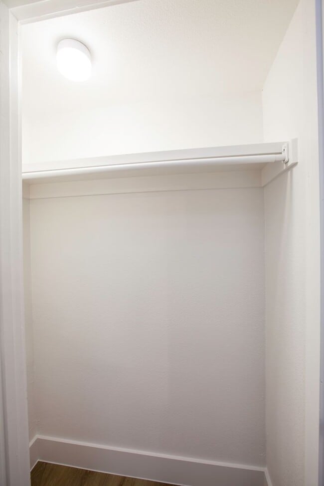 Building Photo - Remodeled Central Dallas Condo