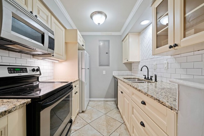 Building Photo - 2 Bed Condo Available In Cross Creek Commu...