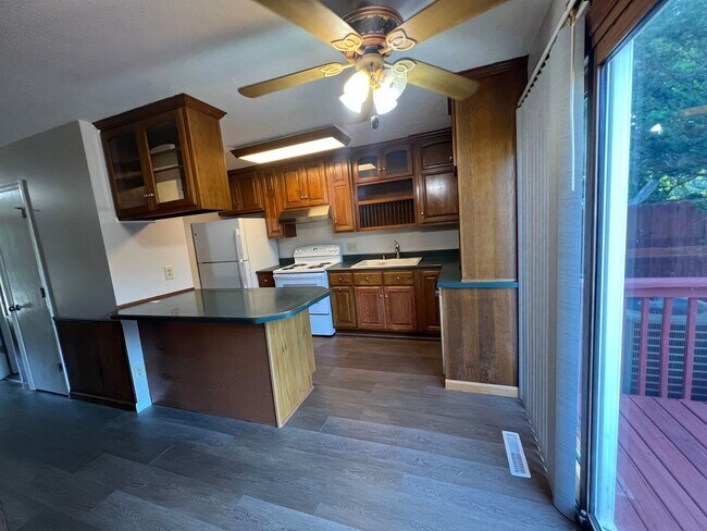 Building Photo - 2026-2028 Lindbergh