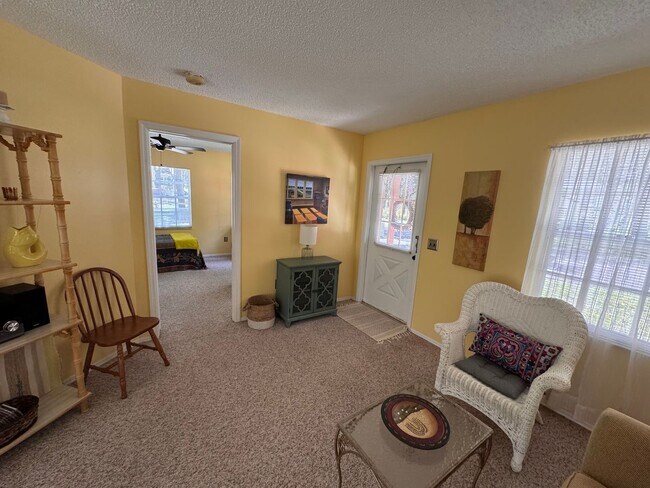 Building Photo - Charming 1-Bedroom in Derby Downs – Great ...