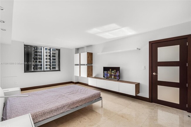 Building Photo - 540 Brickell Key Dr