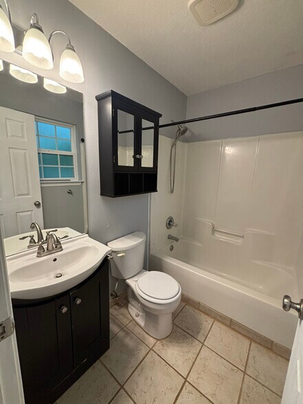 Building Photo - 438 Old Colony Rd