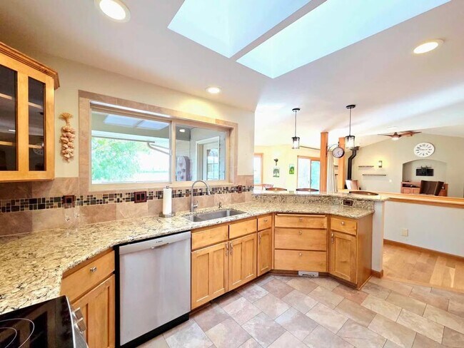 Building Photo - Gorgeous 4 Bed, 3 Bath Home w/ STUNNING RI...