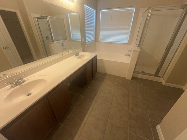 Building Photo - AVAILABLE NOW!