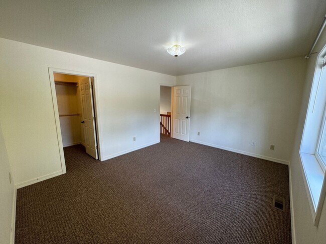 Building Photo - 201 Grandview Way
