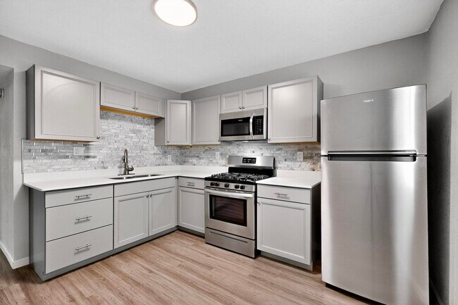 Building Photo - 1812 Buena Vista Dr SE