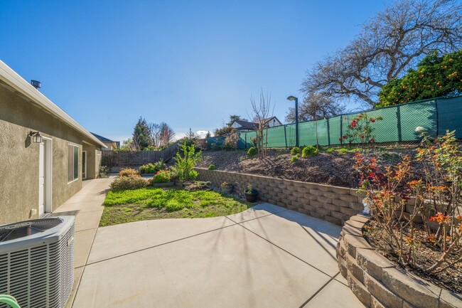 Building Photo - 3-bedroom, 2-bathroom home in great neighb...