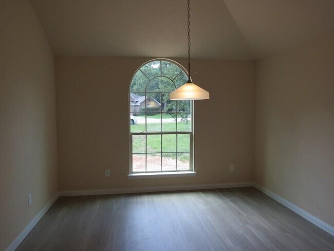 Building Photo - 318 Lake View Dr