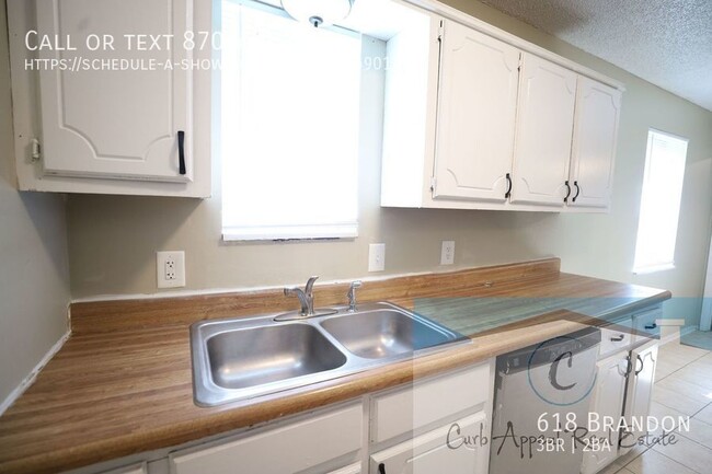 Building Photo - 618 Brandon-