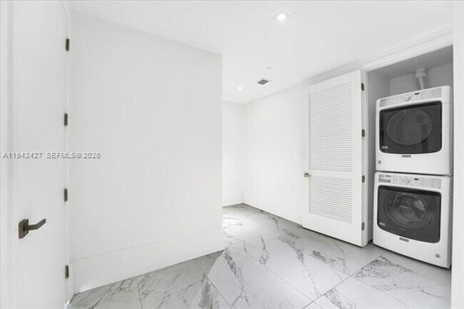 Building Photo - 5500 Island Estates Dr