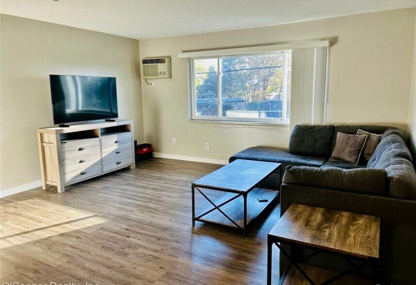 Building Photo - 1637 S Riverside Ave